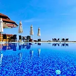 B022 With A Large Terrace And Direct Access To The Sea Apartment *