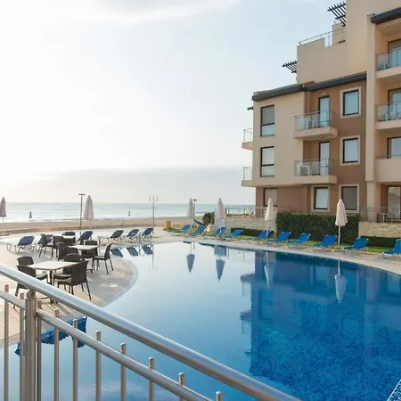 B022 With A Large Terrace And Direct Access To The Sea Apartament