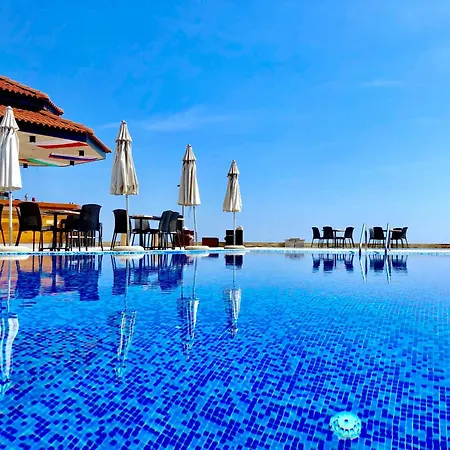 B022 With A Large Terrace And Direct Access To The Sea アパート *