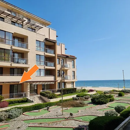 B022 With A Large Terrace And Direct Access To The Sea Apartament *